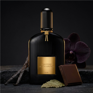 Tom Ford Black Orchid EDP kvepalų buteliukas tamsioje stilizuotoje kompozicijoje – Aromatale