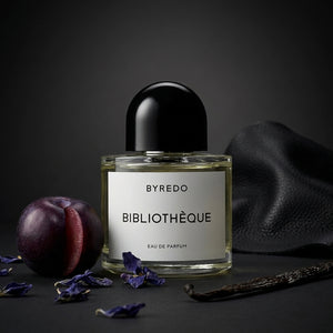 Byredo Bibliothèque EDP parfüümipudel tumedas stiliseeritud kompositsioonis – Aromatale