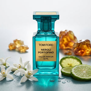 Tom Ford Neroli Portofino EDP kvepalų buteliukas citrusų ir baltų žiedų kompozicijoje – Aromatale