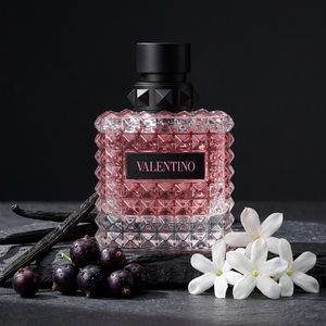 Valentino Born In Roma Donna Extradose Le Parfum kvepalų buteliukas tamsioje žiedų ir uogų kompozicijoje – Aromatale