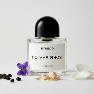 Byredo Mojave Ghost EDP kvepalų buteliukas gėlių kompozicijoje – Aromatale