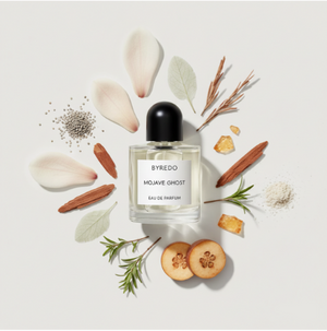 Byredo Mojave Ghost nišiniai kvepalai – buteliukas natūralioje aplinkoje. Kompozicijoje naudojamos natūralios šiltos sandalmedžio ir muskuso natos.