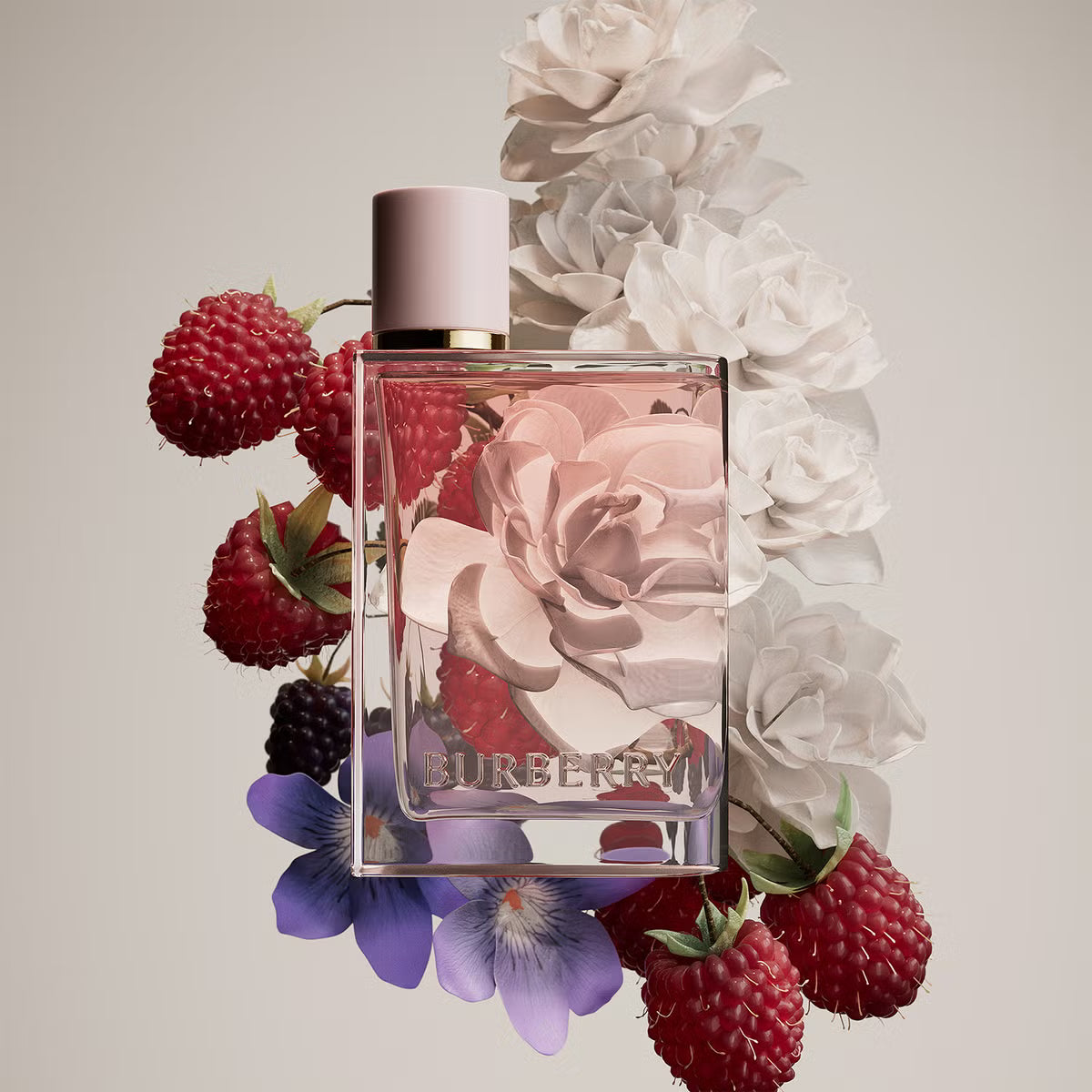Burberry Her EDP kvepalų buteliukas – uogų, gėlių ir muskuso saldus aromatas moterims, Aroma Tale