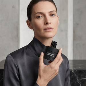 Tom Ford Ombre Leather EDP kvepalų buteliukas modelio rankose – Aromatale