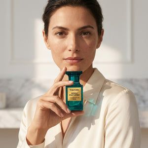 Tom Ford Neroli Portofino EDP kvepalų buteliukas modelio rankose – Aromatale