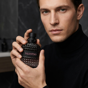Vyras laiko Valentino Born In Roma Uomo EDT kvepalų buteliuką