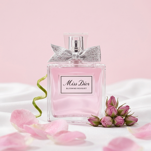 Miss Dior Blooming Bouquet EDT kvepalų buteliukas su rožių žiedlapiais