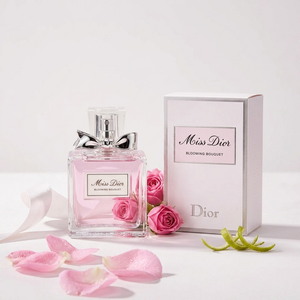 Miss Dior Blooming Bouquet EDT kvepalų buteliukas ir pakuotė su rožėmis